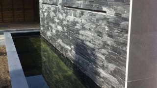 moderne watermuur desing met steensstrips black